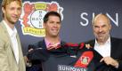 Kurz vor Beginn der Bundesligasaison 2011/2012 hat Bayer Leverkusen noch einen Trikotsponsor gefunden. Leverkusen schloss mit dem Solaranlagenhersteller Sunpower einen Drei-Jahres-Vertrag. Mannschaftskapitän Simon Rolfes (von links nach rechts), Geschäftsführer Reinhard Lampe (Sunpower) und Bayer 04-Geschäftsführer Wolfgang Holzhäuser präsentierten das neue Trikot heute in Leverkusen. Foto: dapd