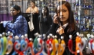 A sales girl waits for customers at a stall at the India International Trade Fair in New Delhi, India, Saturday, Nov. 14, 2009. The fair, which attracts thousands of visitors and showcases goods from all over India, runs from Nov. 14-27. (AP Photo/Saurabh Das) Foto: ap