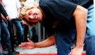 Basketballspieler Dirk Nowitzki enthüllt vor der Nike-Filiale auf dem Gehweg der Tauentzienstraße in Berlin einen Stern mit seinem Namen. Sein Ausrüster Nike ehrte den Profi der Dallas Mavericks auf der Straße, die an den Walk of Fame für Filmstars in Hollywood erinnert. Foto: dpa