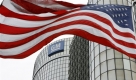 ARCHIV - Eine US-Flagge weht am 1. Juni 2009 vor der General Motors Zentrale in Detroit, USA. A General Motors Co. executive said Friday Oct. 23, 2009, that the company's board will meet Nov. 3 and discuss concerns about the sale of European unit Adam Opel Der Verwaltungsrat von General Motors hat sich in Sachen Opel offenbar umentschieden., but gave no details on when the transaction might be completed. (AP Photo/The Canadian Press, Dave Chidley, Archiv) --- FILE - In this June 1, 2009 file photo an American flag flies in front of the General Motors, Global Headquarters in Detroit,  Michigan, USA.  (AP Photo/The Canadian Press, Dave Chidley, File) Foto: ap