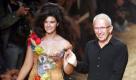Crystal Renn mit Designer Jean-Paul Gaultier. Foto: ddp images/AP/Remy de la Mauvini
