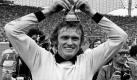 ARCHIV - Der deutsche Fußballnational-Torhüter Sepp Maier setzt sich am 07.07.1974 im Münchner Olympiastadion im Siegesjubel den eroberten WM-Pokal auf den Kopf. Die deutsche Nationalmannschaft besiegt im Weltmeisterschafts-Endspiel die Niederlande mit 2:1 und sichert sich nach 20 Jahren zum zweitenmal den Titel (zu dpa-Korr.: '65 und keine Lust auf Ruhestand: «Glückskind» Sepp Maier feiert auf der Show-Bühne'). Foto: Werner Baum dpa/lby +++(c) dpa - Bildfunk+++
 Foto: dpa