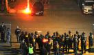 Nach dem Abstieg des Karlsruher SC in die 3. Liga randalieren vermummte Anhänger bis in die Nacht hinein. 150 Anhänger dringen bis in den Sicherheitsbereich des Stadions vor. Die Bilanz nach dem 2:2 im Relegationsrückspiel gegen Jahn Regensburg: 75 Verletzte, darunter 18 Polizisten. Baden-Württembergs Innenminister Reinhold Gall kündigt Stadionverbote und eine Verschärfung der Sicherheitslage für die neue Saison an. Foto: dapd