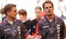 Die Brüder Frank und Ronald de Boer /(Archivbild vom 13.04.1997) werden mit sofortiger Wirkung für etwa 36 Millionen Mark von Ajax Amsterdam zum FC Barcelona wechseln. Dies teilte Ajax am Freitag (15.01.1999) in Amsterdam mit. Wenige Stunden vor Schluß der Transfermöglichkeit in Spanien endete damit das wochenlange Tauziehen um das Brüderpaar. Zuletzt hatte Barcelona zwar nur noch Interesse an Abwehrspieler Frank de Boer gezeigt, willigte dann aber doch in eine doppelte Verpflichtung ein. Foto: dpa