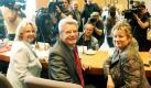 Der Kandidat für das Amt des Bundespräsidenten von SPD und Grünen, Joachim Gauck (M), sitzt am Freitag (18.06.2010) im Landtag in Düsseldorf zwischen der Grünen-Fraktionsvorsitzenden Sylvia Löhrmann (r) und der Landesvorsitzenden der SPD, Hannelore Kraft. Gauck stellte sich bei einem Besuch bei den Landtagsfraktionen von SPD und Grünen den Wahlleuten der Bundesversammlung vorstellen. Foto: Roland Weihrauch dpa/lnw +++(c) dpa - Bildfunk+++ Foto: dpa
