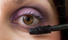 Mascara ist ein sehr sensibles Produkt. Im Schnitt ist die Tusche sechs Monate haltbar. Um dies zu gewährleisten sollte das Bürstchen nicht in den Flakon gepumpt werden. Hierdurch können Luft und Bakterien eindringen. Ist die Wimperntusche klumpig und krümelig sollte sie nicht mehr verwendet werden. Foto: dpa