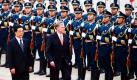 Der chinesische Staatspräsident Hu Jianto (links) begrüßt Bundespräsident Horst Köhler in Peking. Bei dem fünftägigen Staatsbesuch will Köhler unter anderem die Situation der Menschenrechte in China ansprechen. Foto: dpa