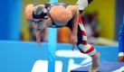 Phelps gewinnt 200 Meter Lagen in Charlotte
Vorspann: 	
Text: 	

Charlotte (dpa) - Michael Phelps hat zum Abschluss des Ultra-Schwimm-Meetings in Charlotte im US-Bundesstaat North Carolina das Rennen über die 200 Meter Lagen gewonnen.

Der 14-malige Olympiasieger setzte sich im Mecklenburg Aquatic Center nach 1:58,35 Minuten klar vor Landsmann Eric Shanteau (1:59,90) durch. Für Phelps war es das erste Rennen über die Distanz seit dem vergangenen Sommer.

«Dieses Wochenende gibt mir mehr Motivation als alles andere. Wir wollten sehen, wo ich in Sachen Fitness stehe, und wir haben es auf den ersten 25 Metern herausgefunden», meinte Phelps. Schon zuvor hatte der Amerikaner über seine Spezialstrecke, die 200 Meter Freistil, in 1:47,73 Minuten gesiegt. Zudem kam er über die 100 Meter Rücken als Zweiter (53,92 Sekunden) hinter Kurzbahn-Weltmeister Nick Thoman ins Ziel. Insgesamt bezeichnete Phelps seine Auftritte in Charlotte als «nicht großartig, nicht schrecklich.»

Weltrekordhalter Ryan Lochte verzichtete auf ein Duell mit Phelps über 200 Meter Lagen. Stattdessen startete er über 200 Meter Rücken, seiner zweiten Paradestrecke, auf der er Olympiasieger ist: Er siegte in 1:58,93 Minuten vor dem Italiener Sebastiano Ranfagni (1:59,74). Foto: dpa