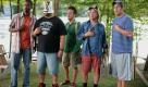 Erwachsen werden? Wie langweilig. Auf der Highschool waren Kurt (Chris Rock), Eric (Kevin James), Rob (Rob Schneider), Marcus (David Spade) und Lenny (Adam Sandler) beste Freunde. Jahre später treffen sie sich an einem Feiertagswochende wieder. Regissseur Dennis Dugan hat die Komödie Kindsköpfe verfilmt. Foto: Sony