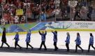 Triumphaler Marsch: Das finnische Eishockey-Damenteam auf dem Weg zur Tribüne, wo die Spielerinnen ihre Bronzemedaillen bekommen. Foto: ap
