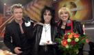 Auch bei RTL ist sie ein gern gesehener Gast - hier zusammen mit Moderator Oliver Geissen (links) und Sänger Alice Cooper in einer Jubiläumsausgabe der Ultimativen Chartshow 2008. Foto: dpa