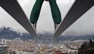 Anflug auf Innsbruck: Ein Skispringer fliegt von der Bergisel-Schanze zu Tal. Foto: Daniel Karmann Foto: dpa