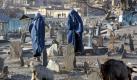 Frauen auf einem Friedhof in Kabul. Noch immer sind viele Frauen in Afghanistan Opfer physischer und Psychischer Gewalt. Foto: S. Sabawoon. Foto: dpa