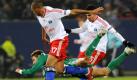 Ab in die Waagerechte: Wiens Nikica Jelavic. Jerome Boateng (vorn) stand mit zunehmender Spieldauer immer sicherer, Tomás Rincón setzte gute Akzente in der Offensive. Foto: dpa