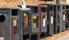 Kaminöfen stehen am Montag (26.11.2007) in Lübeck in einem Baumarkt zum Verkauf. Der Bund will die Besitzer von Kamin- und Kachelöfen sowie von sogenannten Pellet-Heizungen zum Einbau von Rußfiltern verpflichten und damit den Feinstaub-Ausstoß verringern. Foto: Wolfgang Langenstrassen dpa/lno +++(c) dpa - Bildfunk+++ Foto: dpa
