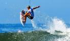 Sonne, Meer und Wellen - Surfer müsst man sein! Kolohe Andino ist einer dieser beneidenswerten Geschöpfe, die während der US Open am Huntington Beach in Calif die perfekte Welle suchen. Als Zuschauer kann man seinen Sehnsüchten freien Lauf lassen. Die Freiheit in Blau. Foto: dapd
