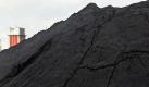 Haufenweise Kohle: Hinter einer riesigen Halde ragt ein Förderturm des Bergwerk West im niederrheinischen Kamp-Lintfort hervor. Foto: Roland Weihrauch Foto: dpa