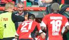 Doch auch Verfolger Schalke 04 patzte, beim Abstiegskandidaten Hannover 96. Das Team von Trainer Mirko Slomka spielte begeisternden Fußball und besiegte die Königsblauen mit 4:2. Foto: dpa