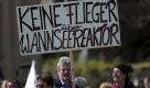 Keine Flieger über Wannseereaktor steht in Schönefeld während einer Demonstration gegen die geplanten Flugrouten des Flughafens Berlin Brandenburg International (BBI) auf einem Plakat. Mehrere Tausend Menschen haben sich am Sonntag zu einer Demonstration gegen die geplanten Flugrouten des Flughafens Berlin Brandenburg International (BBI), gegen ein internationales Drehkreuz sowie für ein striktes Nachtflugverbot versammelt.
 Foto: dapd