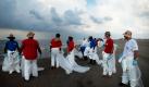 Freiwillige säubern einen durch Öl verschmutzten Strandabschnitt in Grand Isle im US-Bundesstaat Louisiana. Sechs Wochen nach dem Untergang der Bohrinsel Deepwater Horizon im Golf von Mexiko ist es dem Ölkonzern BP nach wie vor nicht gelungen das Bohrloch zu verschließen, aus dem noch immer Öl austritt. Foto: ap
