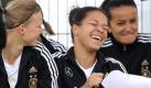 Alexandra Popp, Celia Okoyino da Mbabi und Fatmire Bajramaj (v.l.) haben beim Training viel Spaß. 23 Tage vor der Heim-WM beginnt für das deutsche Frauen-Nationalteam die heiße Phase der Vorbereitung. Am Freitag trifft der endgültige Kader im ersten von drei Testläufen auf Italien. Die Squadra Azzurra soll als Sparringspartner für den Auftaktgegner in Berlin dienen. Foto: dpa