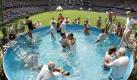ARCHIV - Teilnehmer eines Sonderkongresses der Zeugen Jehovas lassen sich am 22.07.2006 in der AOL Arena in Hamburg bei einer Massentaufe taufen. Die Zeugen Jehovas könnten nach Ansicht einer Sektenexpertin die Gesellschaftsordnung in Deutschland gefährden. Die CDU/FDP-Landesregierung in Stuttgart prüft derzeit, ob sie die Religionsgemeinschaft der Zeugen Jehovas wie mehrere andere Bundesländer anerkennt oder ihnen dies verweigern kann. Durch eine solche Anerkennung wäre die Glaubensgemeinschaft den großen christlichen Kirchen gleichgestellt. Foto: Ulrich Perrey dpa/lsw (zu dpa lsw THEMA DES TAGES vom 25.05.2010) +++(c) dpa - Bildfunk+++  Foto: dpa