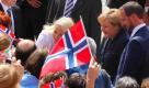 Bundeskanzlerin Angela Merkel begrüßt am Samstag vor dem Rathaus in Stralsund mit dem norwegischen Kronprinzenpaar Mette-Marit (M.) und Haakan Magnus (r.) anlässlich deren Staatsbesuch einige Zuschauer. Das norwegische Kronprinzenpaar ist am Samstag zu seinem ersten gemeinsamen Deutschlandbesuch in Mecklenburg-Vorpommern eingetroffen. Das Paar folgte einer Einladung Merkels in deren vorpommerschen Wahlkreis. Foto: ddp