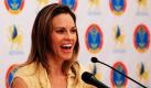 Die amerikanische Schauspielerin Hilary Swank spricht in der kasachischen Stadt Astana auf einer Pressekonferenz zum Internationalen Action Film Festival Action on Film.  Foto: ap