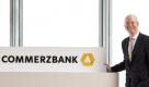Redaktionshinweis: Verwendung des Bildes nur zur redaktionellen Berichterstattung bei Nennung 'Commerzbank AG'. Grafische Veraenderungen - ausser zum Freistellen des Hauptmotivs - sind nicht gestattet.

Martin Blessing, Vorstandsvorsitzender der Commerzbank AG, posiert neben dem neuen Logo der Commerzbank (Foto undatiert). Die Commerzbank beschleunigt die Integration der uebernommenen Dresdner Bank und fuehrte am Mittwoch (28.10.09) ausserdem ein neues Logo ein. Alle bisherigen Dresdner Bank-Filialen wuerden ab dem zweiten Quartal 2010 unter dem Namen Commerzbank gefuehrt, sagte der fuer die Integration zustaendige Vorstand Ulrich Sieber am Mittwoch (28.10.09) in Frankfurt am Main. Foto: Commerzbank AG/ddp Foto: ddp