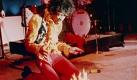 Am 18. Juni 1967 tritt Jimi Hendrix auf dem Monterey Pop Festival auf - und verbrennt am Ende auf der Bühne seine Gitarre. Es ist eine der legendärsten Szenen der Rockgeschichte - und natürlich wird auch dieser historische Auftritt in der Arte-Dokumentation Wild Thing thematisiert. Foto: ARTE F/Jérôme de Missolz