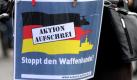 Eine Teilnehmerin des Ostermarsches in Braunschweig hatte dieses Plakat mit der Aufschrift «Aktion Aufschrei - Stoppt den Waffenhandel!» am Lenker ihres Fahrrades fixiert. Foto: dapd