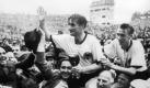 DFB-Kapitän Fritz Walter (M) und Horst Eckel (r) nach dem WM-Finale in Bern 1954. Heute wäre er 90 Jahre alt geworden. Foto: dpa