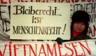 Nach dem Ende der DDR blieb vielen Ausländern nur die Abschiebung. Dagegen richtet sich diese Demonstration von Vietnamesen in Erfurt. Foto: dpa