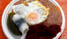 Eine Portion Labskaus mit Spiegelei, Rollmops, Rote Beete und Gurke, aufgenommen am Samstag (23.07.11) beim Weltrekordversuch im Labskaus-Essen in Wilhelmshaven. 10.613 Portionen des norddeutschen Traditionsessens müssen am Samstag gegessen werden, um den Rekord aus dem Jahr 2005 zu brechen.
 Foto: Focke Strangmann/dapd