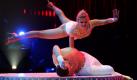 Eins tschechisches Akrobatendou bei seinem Auftritt zur Eröffnungsfeier des internationalen Zirkus-Festivals  in Monaco. Foto: ap