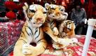 Weil das diesjährige chinesische Mondjahr im Zeichen des Tigers steht, sind Plüschtiger auf den Märkten von Shanghai besonders beliebt. Foto: ap