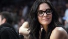 Schauspielerin Courtney Cox beobachtet das Basketballspiel zwischen den Los Angeles Lakers und den Boston Celtics. Die Lakers haben ihren Meistertitel in der nordamerikanischen Basketball-Liga NBA erfolgreich verteidigt. Die Kalifornier gewannen das siebte und entscheidende Finalspiel gegen die Boston Celtics im heimischen Staples-Center mit 83:79. Foto: ap