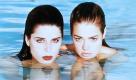 In Wild Things sind sie der Inbegriff der bösen Mädchen: Neve Campbell (links) und Denise Richards mimen in dem Erotik-Thriller zwei Highschool-Schülerinnen, die ihren Sport- und Vertrauenslehrer der Vergewaltigung bezichtigen. Wie sich im Laufe des Films herausstellt, basiert die Anklage auf einem mörderischen Plan, in den nicht nur die Mädchen verwickelt sind. Foto: ddp images