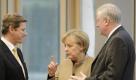 CSU-Chef Seehofer (rechts) warnt davor, sich von der Schwäche der FDP infizieren zu lassen. Auch die Kanzlerin ist über den Zustand des Koalitionspartners besorgt. Außenminister Westerwelle spielt bei den Liberalen inzwischen keine Rolle mehr.  Foto: dpa