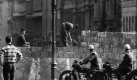 Arbeiter erhhen die Sektorensperre an der Bernauer Strae in Berlin 1961. Fast Abend fr Abend war es an diesem und anderen Mauerabschnitten zu Zwischenfllen gekommen. Am 13. August 1961 wurde die Mauer in Berlin gebaut. Foto: dpa (zu dpa Chronologie vom 12.05.) nur s/w +++(c) dpa  Bildfunk+++ Foto: dpa