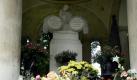 Ein eigenes kleines Mausoleum: Modeschöpfer Rudolph Moshammer erwarb 1988 einen tempelartigen Bau auf dem Ostfriedhof in München, in dem seine Mutter und später auch er selbst ihre letzte Ruhe fanden. Allerdings ist es nur ein Grab auf Zeit - er mietete es für 50 Jahre. Foto: dpa