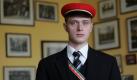Das Mitglied in der schlagenden Vereinigung, Falk Hamann, posiert am Dienstag (17.11.09) im Thresenraum im Haus der Burschenschaft 'Alte Rostocker Burschenschaft Obotritia' vor Fotos, die die Geschichte der Burschenschaft dokumentieren. Der 22-Jaehrige Hamann hat bereits den ersten Kampf im studentischen Fechten, der sogenannten Mensur, hinter sich, was eine kleine Narbe ueber dem Auge dokumentiert. Fuer den Lehramtsstudenten fuer die Faecher Englisch und Geschichte ist sie ein Symbol fuer die Freundschaft zu seinen Bundesbruedern: 'Das Fechten schweisst uns durch die gemeinsame heftige Erfahrung zusammen.' In rund 20 Corps, Landsmannschaften oder konfessionellen Verbindungen in den beiden Uni-Staedten Rostock und Greifswald pflegen einige Hundert junge Maenner und Frauen studentische Traditionen, die vielen Aussenstehenden befremdlich erscheinen. Foto: ddp