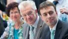 Baden-Württembergs Ministerpräsident Winfried Kretschmann (M, Bündnis90/Die Grünen) sitzt am Donnerstag (07.07.2011) in Berlin im Garten seiner Landesvertretung zusammen mit seiner Frau Gerlinde (l) und dem stellvertretenden Ministerpräsidenten Nils Schmid (r, SPD) an einem Tisch. Die Landesvertretung Baden-Württemberg feiert am Abend die erste Stallwächterparty der grün-roten Landesregierung. Foto: Tobias Kleinschmidt dpa/lbn +++(c) dpa - Bildfunk+++  Foto: dpa