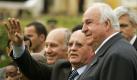 Altkanzler Helmut Kohl, der ehemalige russische Präsident Michail Gorbatschow und Prinz Karim Aga Khan IV stehen am Montag (03.10.2005) in Potsdam im Schlosspark Sanssouci zu einem Foto zusammen, nachdem sie gemeinsam Kirschbäume gepflanzt haben. Die Aktion mit weiteren Prominenten fand im Rahmen der Preisverleihung der Quadriga in Berlin statt. Foto: dpa