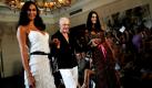 Der italienische Modedesigner Lorenzo Riva läuft begleitet von zwei Models über den Catwalk in Rom. Der Italiener stellte hier seine Herbst/Winterkollektion 2010 vor. Foto: ap