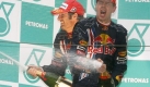 Sebastian Vettel (r.) und Teamkollege Mark Webber lassen die Korken knallen. Foto: dpa