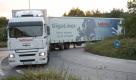 Ein sogenannter 'Gigaliner' (Lastkraftwagen-Kombination mit Motorwagen, Dolly und Sattelauflieger mit einer Fahrzeuglänge von 25 Metern und 40 Tonnen Gesamtgewicht) fährt am Mittwoch (29.08.2007) in einen Kreisverkehr in Georgsmarienhütte (Landkreis Osnabrück). Im Juli 2006 hatte Niedersachsen als erstes Bundesland Ausnahmegenehmigungen für den Einsatz der umstrittenen Gigaliner erteilt. Auf ausgewählten Strecken sollten Wirtschaftlichkeit, Verkehrssicherheit und Umweltverträglichkeit untersucht werden. Die übliche Längenbegrenzung für Lkw beträgt 18,75 Meter.
 Foto: dpa