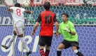 Hamburgs Ze Roberto (l.) trifft per Kopfball zum 1:0 in Frankfurt. Foto: dpa