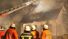 Feuerwehrleute stehen am Freitag (25.02.11) in Kemme bei Loescharbeiten vor einem in Brand geratenen Wohnhaus. Die Brandursache ist bisher noch unklar. Die Eigentuemer des Hauses, ein Mann und seine Lebensgefaehrtin, erlitten bei dem Brand Verletzungen. Foto: Geoffrey May/dapd Foto: dapd