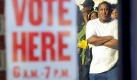 US-Bürger warten in Kansas-City vor einem Wahllokal. Foto: dpa